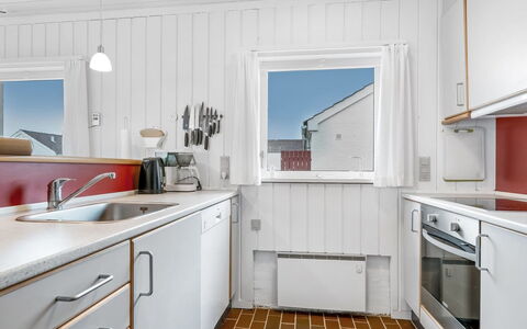 Ketilbiorn - 700M from the Sea: Keuken, Flooring, Countertop, Major Appliance, Gootsteen, Interieur Ontwerp, Toestel Van De Keuken, Verdieping, Wastafel, Kraan