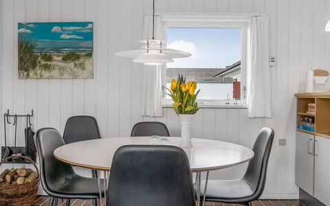 Ketilbiorn - 700M from the Sea: Interieur Ontwerp, Flooring, Meubilair, Plafond, Lichte Inrichting, Keuken En Eettafel, Stoel, Natuurlijk Materiaal, Eetkamer, Hardwood