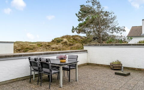 Ketilbiorn - 700M from the Sea: Verdieping, Landgoed, Balkon, Stoel, Kamerplant, Daylighting, Villa, Buitenmeubels, Penthouse, Keuken En Eettafel