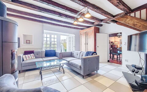 Les Goganes: Deur, Balkon, Stoel, Buitenmeubels, Werf, Oprit, Kamerplant, Binnenplaats, Gang, Bloempot