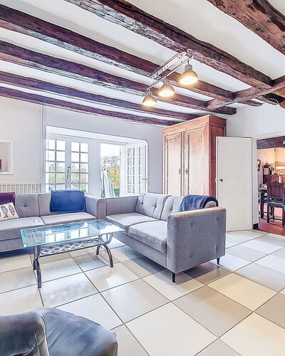 Les Goganes: Deur, Balkon, Stoel, Buitenmeubels, Werf, Oprit, Kamerplant, Binnenplaats, Gang, Bloempot