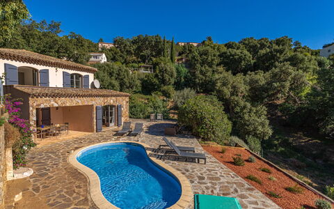Villa du Canadel: Deur, Balkon, Stoel, Buitenmeubels, Werf, Oprit, Kamerplant, Binnenplaats, Gang, Bloempot