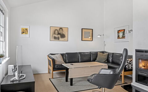 Albine - 500M from the Sea: Meubilair, Flooring, Interieur Ontwerp, Verdieping, Hout, Bankstel, Appartement, Woonkamer, Plafond, Kamer