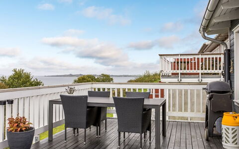 Albine - 500M from the Sea: Hout, Veranda, Houten Vloer, Dek, Verdieping, Meubilair, Hardwood, Balkon, Buitenmeubels, Beits