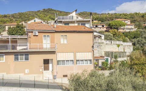 Casa di Bruna Seaview, Albenga: Muur, Gebouw, Woongebied, Architectuur, Buurt, Huis, Huis,  Dorf\, Dak, Menselijke Nederzetting