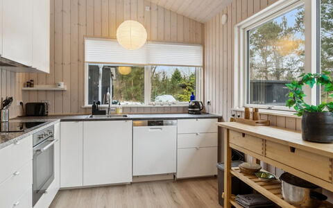 Amitola - 800M from the Sea: Keuken, Countertop, Toestel Van De Keuken, Interieur Ontwerp, Hout, Meubilair, Flooring, Cabinetry, Gootsteen, Plafond