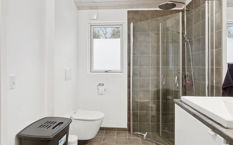 Amitola - 800M from the Sea: Flooring, Muur, Verdieping, Loodgieterswerkinrichting, Interieur Ontwerp, Hout, Plafond, Wastafel, Loodgieter, Badkamer