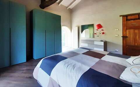 Villa Pietra With Pool On Piemonte Hills: Slaapkamer, Interieur Ontwerp, Meubilair, Flooring, Bed, Hout, Verdieping, Laken, Plafond, Bedding