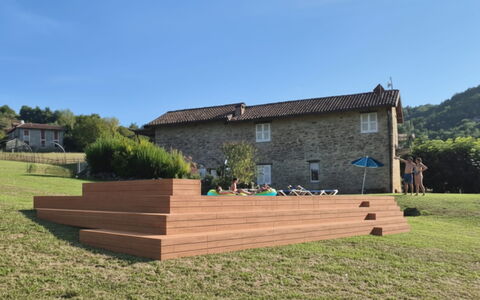 Villa Pietra With Pool On Piemonte Hills: Vrije Tijd, Gazon, Hardwood, Beits, Plank, Multiplex, Backyard, Park, Kunstgras