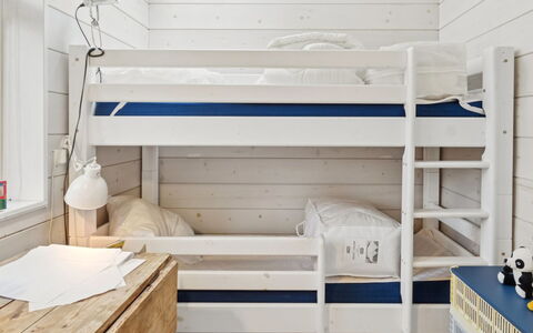 Ellenora - 1.7Km from the Sea: Hout, Stapelbed, Verdieping, Flooring, Meubilair, Houten Vloer, Slaapkamer, Bed, Plank, Kamer