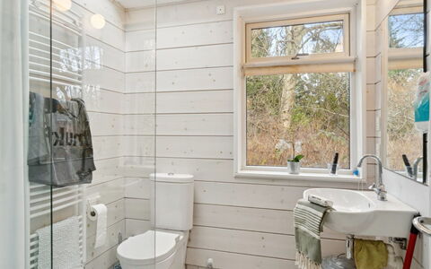 Ellenora - 1.7Km from the Sea: Muur, Flooring, Interieur Ontwerp, Hout, Loodgieterswerkinrichting, Verdieping, Plafond, Badkamer, Wc Bril, Huis