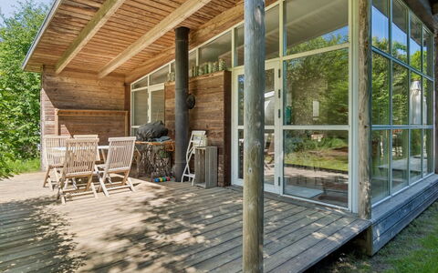 Ellenora - 1.7Km from the Sea: Hout, Veranda, Deur, Verblijf, Hardwood, Huis, Plank, Dek, Garden Gebouwen, Plafond