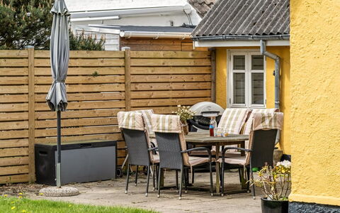 Fränze - 500M from the Sea: Verblijf, Backyard, Werf, Garden Gebouwen, Schuur, Siding, Buitenmeubels, Blokhut, Outdoor Structuur, Keet