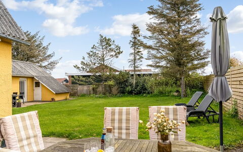 Fränze - 500M from the Sea: Verblijf, Backyard, Werf, Garden Gebouwen, Schuur, Siding, Buitenmeubels, Blokhut, Outdoor Structuur, Keet