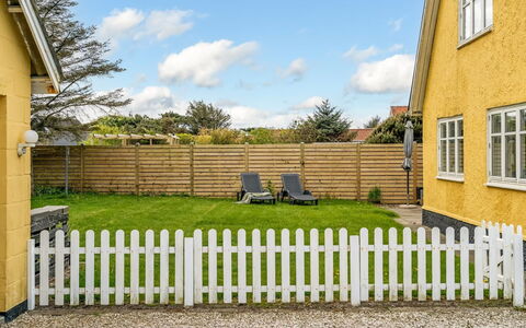 Fränze - 500M from the Sea: Verblijf, Backyard, Werf, Garden Gebouwen, Schuur, Siding, Buitenmeubels, Blokhut, Outdoor Structuur, Keet