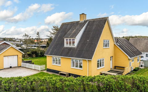 Fränze - 500M from the Sea: Verblijf, Backyard, Werf, Garden Gebouwen, Schuur, Siding, Buitenmeubels, Blokhut, Outdoor Structuur, Keet