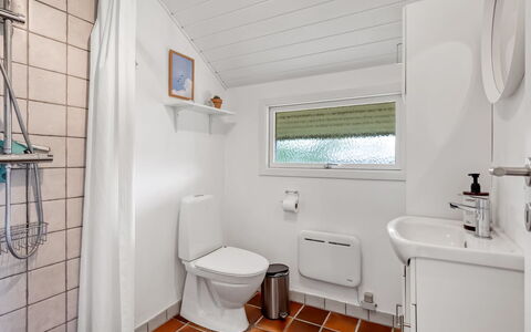 Athislus - 1.1Km from the Sea: Loodgieterswerkinrichting, Flooring, Badkamer, Verdieping, Toilet, Interieur Ontwerp, Wc Bril, Plafond, Wastafel, Kraan