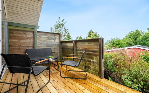 Athislus - 1.1Km from the Sea: Verblijf, Backyard, Werf, Garden Gebouwen, Schuur, Siding, Buitenmeubels, Blokhut, Outdoor Structuur, Keet
