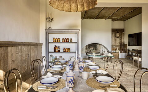 Villa Chiovada: Meubilair, Interieur Ontwerp, Tafel, Tableware, Verlichting, Serveware, Keuken En Eettafel, Eetkamer, Kamer, Stoel
