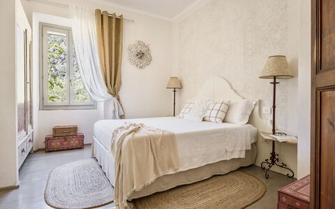 Villa Chiovada: Meubilair, Bed, Interieur Ontwerp, Slaapkamer, Muur, Bedding, Laken, Hout, Verdieping, Kamer