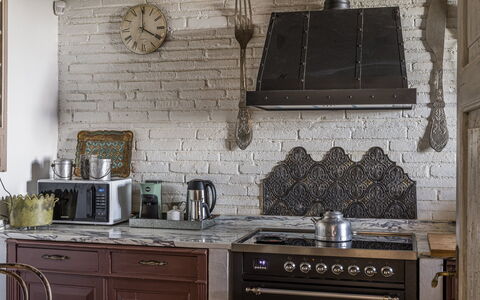 Villa Chiovada: Muur, Keuken, Hout, Flooring, Interieur Ontwerp, Toestel Van De Keuken, Verlichting, Fornuis, Lichte Inrichting, Meubilair