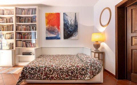 Il Ferrone Apartment with Garden - Greve in Chiant: Meubilair, Interieur Ontwerp, Muur, Flooring, Verdieping, Kamer, Slaapkamer, Hout, Bed, Textiel