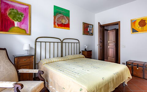Il Ferrone Apartment with Garden - Greve in Chiant: Bed, Meubilair, Slaapkamer, Bedding, Muur, Laken, Interieur Ontwerp, Hout, Kamer, Fotolijst