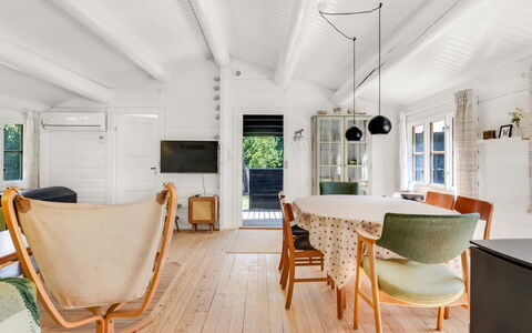 Reinhardt - 800M from the Sea: Hout, Meubilair, Plafond, Interieur Ontwerp, Flooring, Huis, Verdieping, Stoel, Deur, Woonkamer
