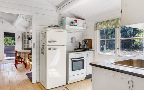 Reinhardt - 800M from the Sea: Keuken, Major Appliance, Flooring, Toestel Van De Keuken, Hout, Verdieping, Meubilair, Interieur Ontwerp, Plafond, Countertop