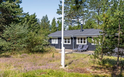 Reinhardt - 800M from the Sea: Verblijf, Backyard, Werf, Garden Gebouwen, Schuur, Siding, Buitenmeubels, Blokhut, Outdoor Structuur, Keet