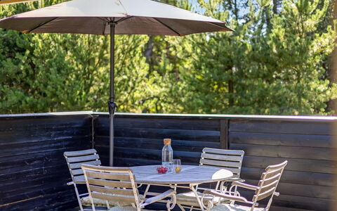 Reinhardt - 800M from the Sea: Verblijf, Backyard, Werf, Garden Gebouwen, Schuur, Siding, Buitenmeubels, Blokhut, Outdoor Structuur, Keet