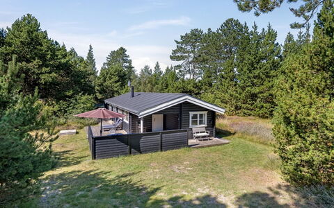 Reinhardt - 800M from the Sea: Verblijf, Backyard, Werf, Garden Gebouwen, Schuur, Siding, Buitenmeubels, Blokhut, Outdoor Structuur, Keet