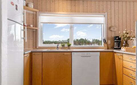 Galin - 210M to the Fjord: Keuken, Flooring, Hout, Interieur Ontwerp, Toestel Van De Keuken, Countertop, Major Appliance, Verdieping, Gootsteen, Verlichting