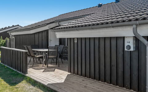 Galin - 210M to the Fjord: Meubilair, Interieur Ontwerp, Flooring, Verdieping, Hout, Bed, Kamer, Plafond, Slaapkamer, Textiel