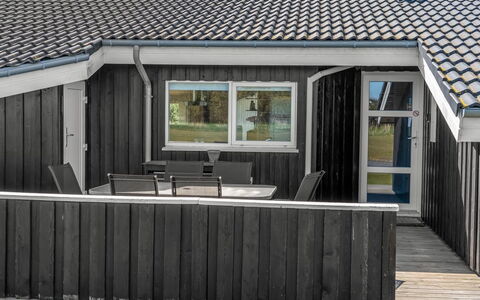 Galin - 210M to the Fjord: Meubilair, Interieur Ontwerp, Flooring, Verdieping, Hout, Bed, Kamer, Plafond, Slaapkamer, Textiel
