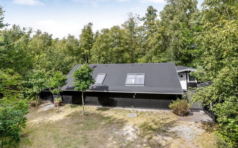 Else - 470M from the Sea: Dak, Huis, Verblijf, Landgoed, Tuin, Schaduw, Oprit, Landscaping, Werf, Backyard