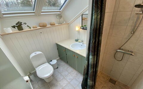 Else - 470M from the Sea: Badkamer, Loodgieterswerkinrichting, Hout, Wastafel, Wastafel In De Badkamer, Flooring, Toilet, Verdieping, Kraan, Loodgieter