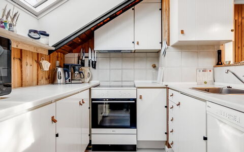 Else - 470M from the Sea: Keuken, Major Appliance, Hout, Toestel Van De Keuken, Flooring, Interieur Ontwerp, Countertop, Plafond, Cabinetry, Verdieping