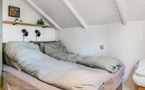 Else - 470M from the Sea: Slaapkamer, Hout, Bed, Verdieping, Flooring, Laken, Interieur Ontwerp, Linens, Bedding, Meubilair