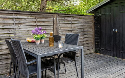 Else - 470M from the Sea: Hout, Meubilair, Buitenmeubels, Buitentafel, Bloempot, Hardwood, Beits, Tuin, Plank, Stoel