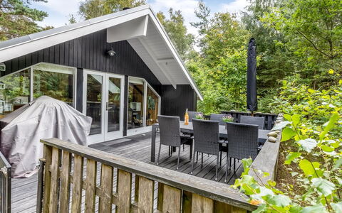 Else - 470M from the Sea: Verblijf, Backyard, Werf, Garden Gebouwen, Schuur, Siding, Buitenmeubels, Blokhut, Outdoor Structuur, Keet