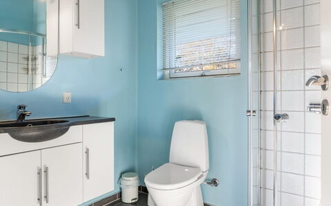 Tjorven - 400M from the Sea: Loodgieterswerkinrichting, Badkamer, Flooring, Interieur Ontwerp, Verdieping, Wastafel, Wastafel In De Badkamer, Toilet, Kraan, Loodgieter