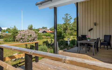 Tjorven - 400M from the Sea: Hout, Veranda, Huis, Samengesteld Materiaal, Dek, Hardwood, Beits, Schaduw, Plank, Leuning