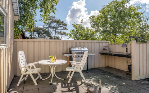 Tjorven - 400M from the Sea: Meubilair, Buitenmeubels, Stoel, Beits, Hardwood, Dek, Schaduw, Buitentafel, Tuin, Patio