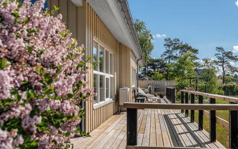 Tjorven - 400M from the Sea: Hout, Veranda, Huis, Hardwood, Dek, Verblijf, Beits, Siding, Plank, Landgoed