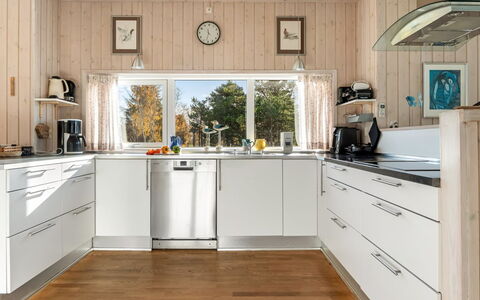 Tjorven - 400M from the Sea: Keuken, Toestel Van De Keuken, Countertop, Flooring, Hout, Cabinetry, Major Appliance, Interieur Ontwerp, Meubilair, Wastafel