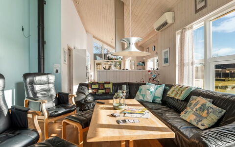 Tjorven - 400M from the Sea: Hout, Interieur Ontwerp, Bankstel, Plafond, Woonkamer, Meubilair, Flooring, Verdieping, Huis