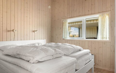 Tjorven - 400M from the Sea: Slaapkamer, Bed, Hout, Interieur Ontwerp, Laken, Bedding, Verdieping, Plafond, Flooring, Meubilair