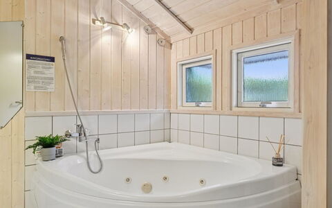Gyda - 840M from the Sea: Hout, Loodgieterswerkinrichting, Interieur Ontwerp, Bad, Plafond, Flooring, Verdieping, Badkamer, Kamer, Loodgieter