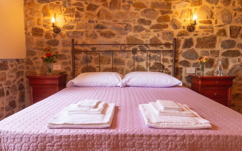 Marina's Lodge: Slaapkamer, Plafond, Steen, Bedding, Stenen Muur, Laken, Bed, Bed Frame, Linens, Beits